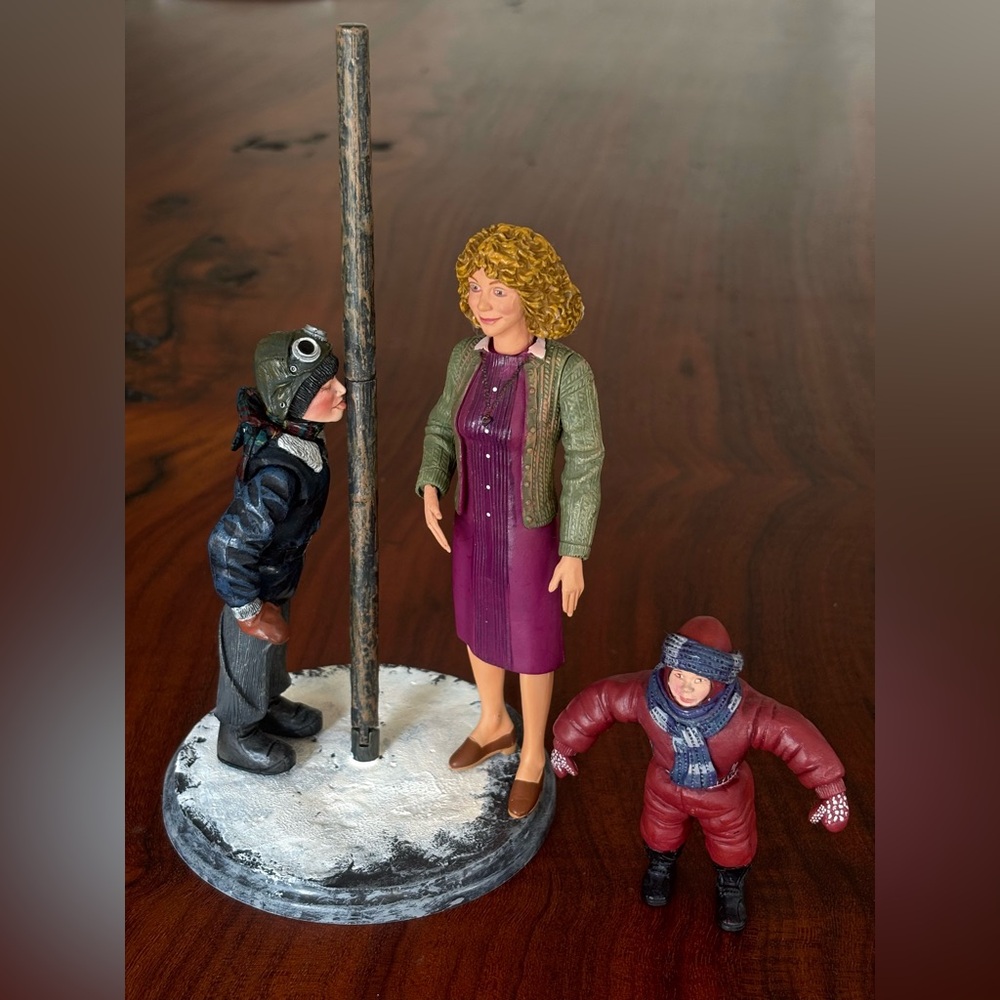 A Christmas Story - Mom, lil brother, Flick at pole.